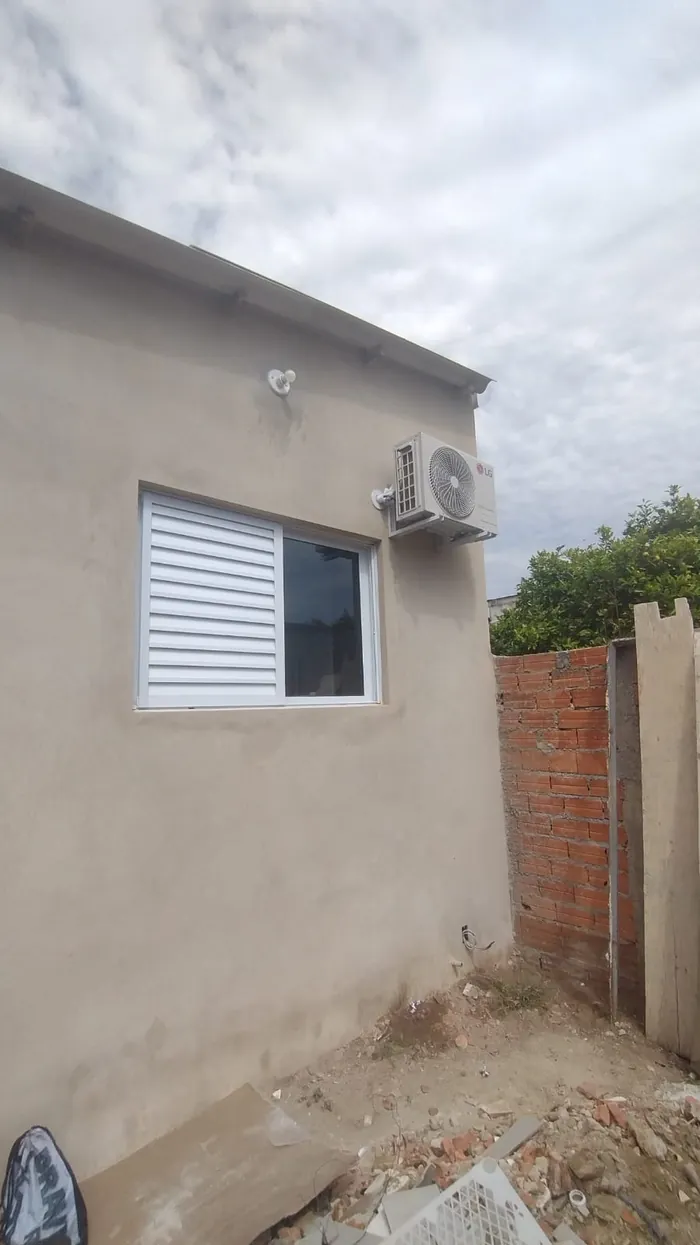 Unidade evaporadora de ar-condicionado split LG instalada em parede de quarto residencial