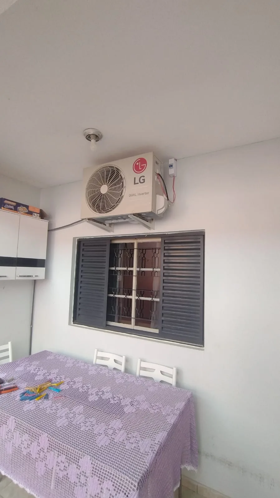 Ar-condicionado split Elgin instalado em dormitório após criação de infraestrutura
