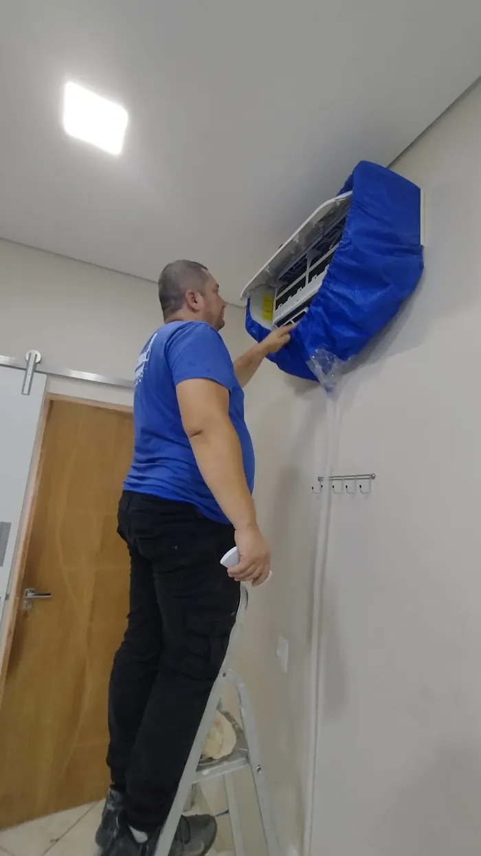 Unidade interna de ar-condicionado instalada em quarto de casal