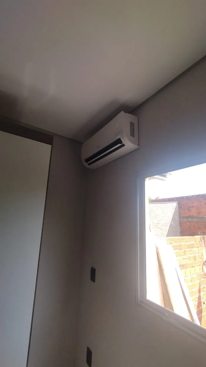 Ar-condicionado split instalado em suíte de apartamento no Campolim
