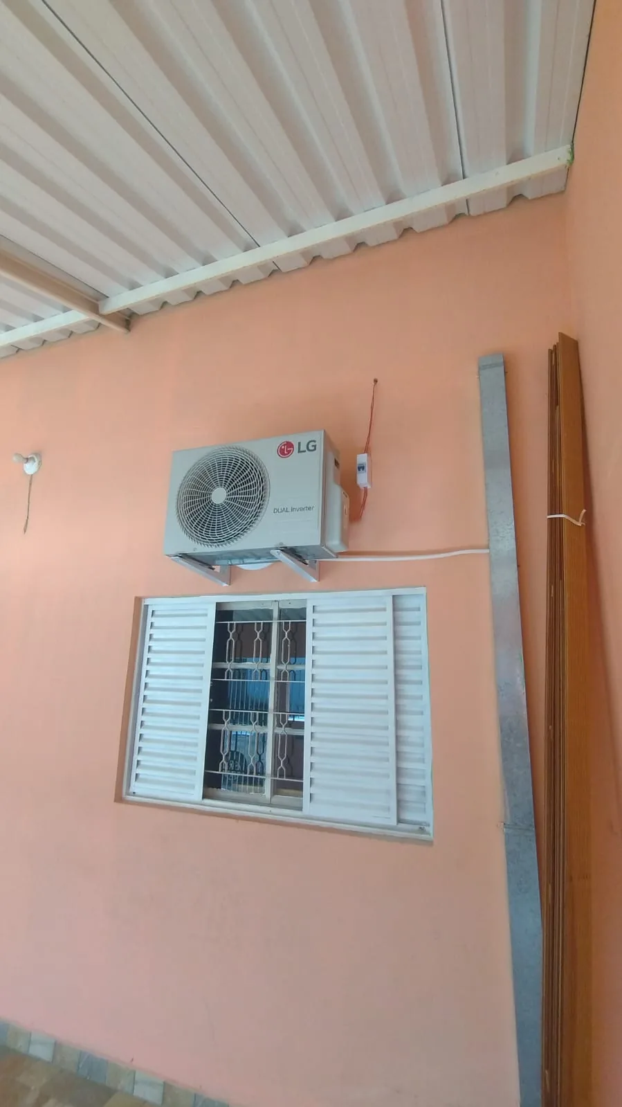 Unidade evaporadora de 18.000 BTUs instalada em sala de estar