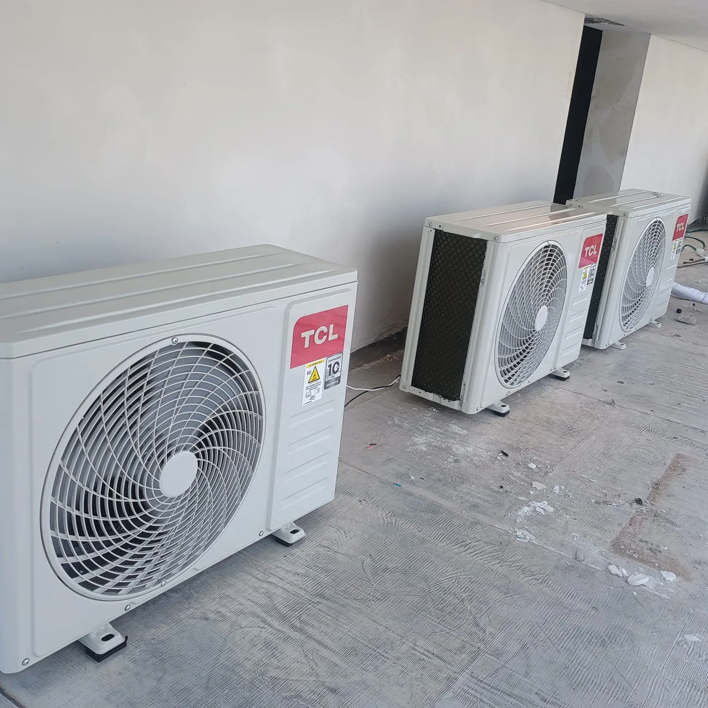 Bateria de condensadoras Elgin Inverter R-32 instaladas em área externa