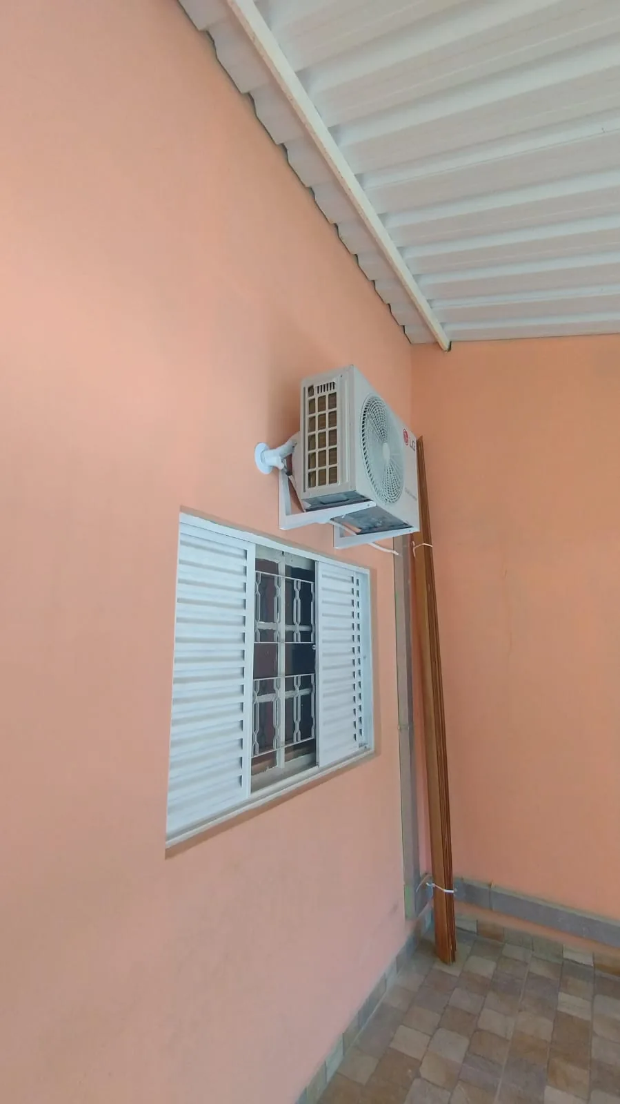 Ar-condicionado split instalado em quarto infantil