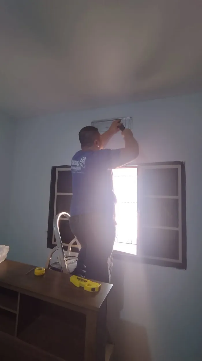 Unidade interna de ar-condicionado em quarto de solteiro