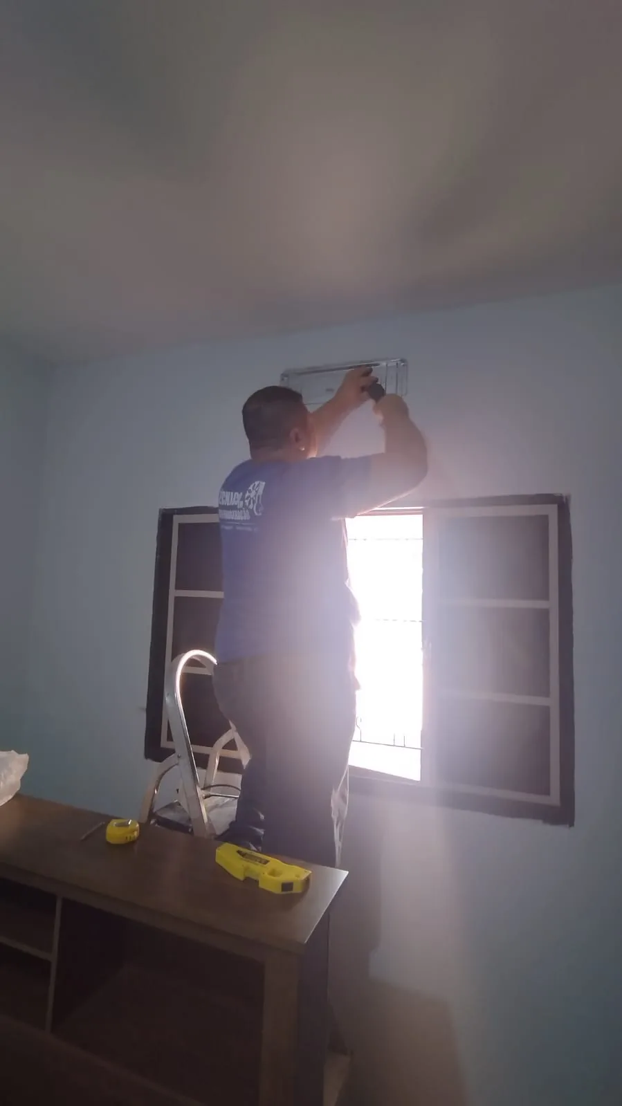 Unidade interna de ar-condicionado em quarto de solteiro