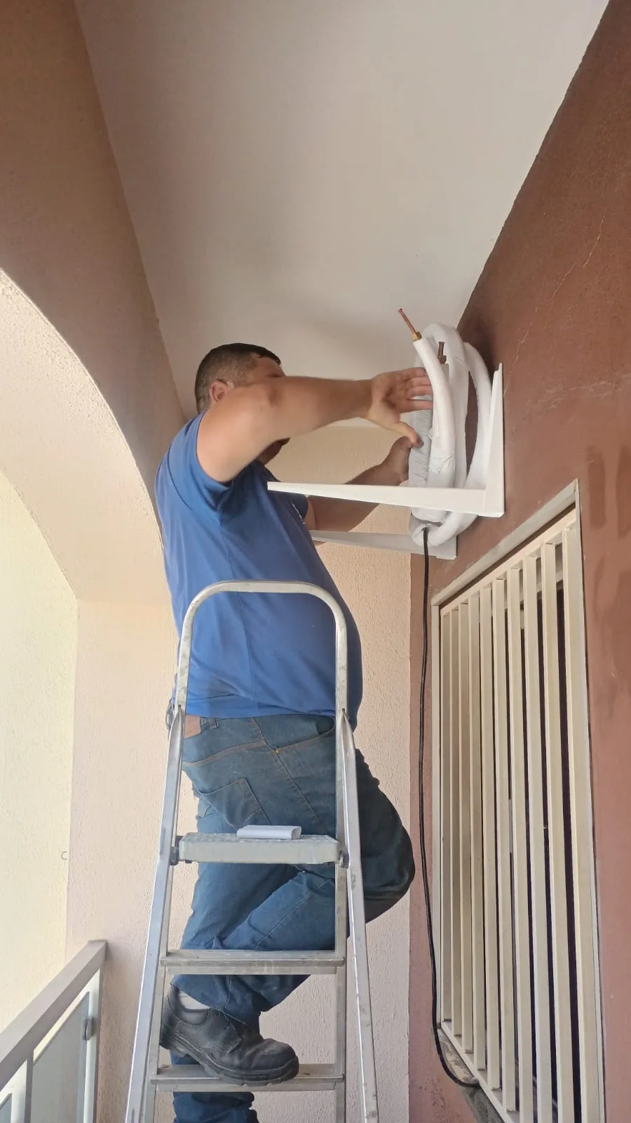 Ar-condicionado split instalado em quarto de casal