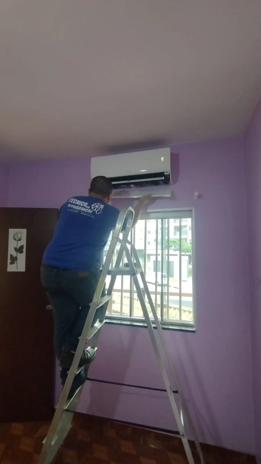 Ar-condicionado instalado em quarto de hóspedes