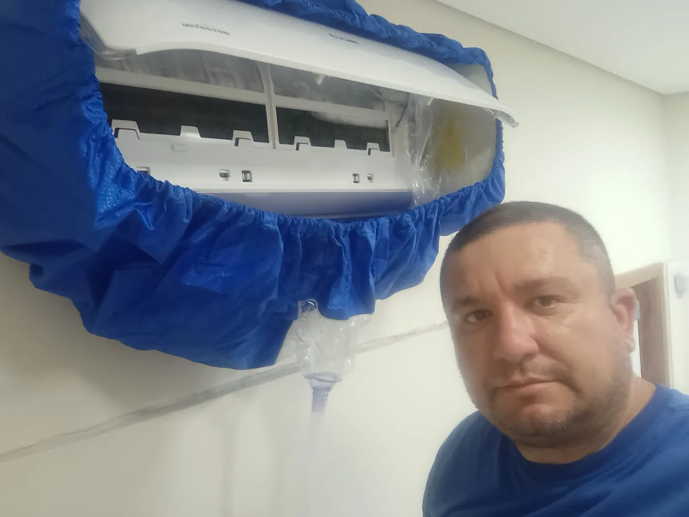 Unidade condensadora LG instalada em parede externa de residência