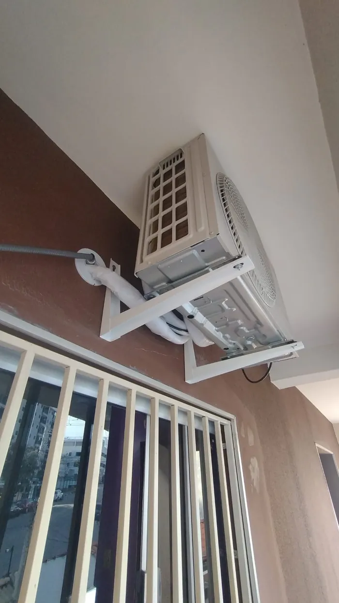 Ar-condicionado instalado com acabamento cuidadoso em parede clara